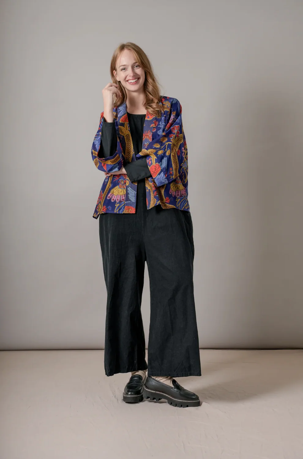 Short Kimono in Climbing Peacocks Print One Hundred Stars - KIMCPERBL - Image 3